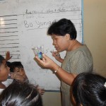 Ibu Yuniarti sedang mengajar menggunakan konsep PMRI