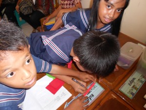 Siswa kelas 3 SD Kristen Tunas Bangsa, sedang berdiskusi